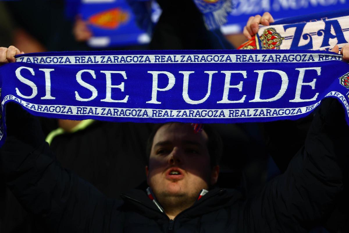 Un aficionado, con una bufanda del 'Sí se puede' en el Ibercaja Estadio.