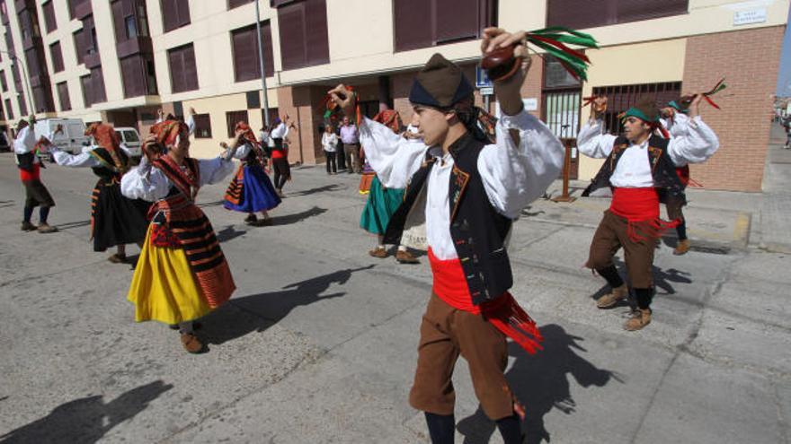 El grupo de danzas Doña Urraca culminó el descubrimiento de la placa.