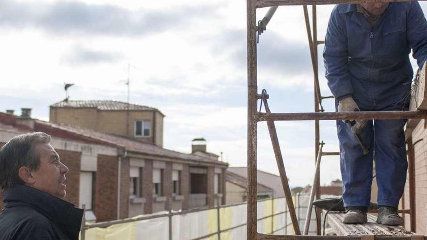 El arquitecto Román Ávila, encausado junto a su familia y a su socio, observando las obras de restauración de la legalidad del edificio en 2008.