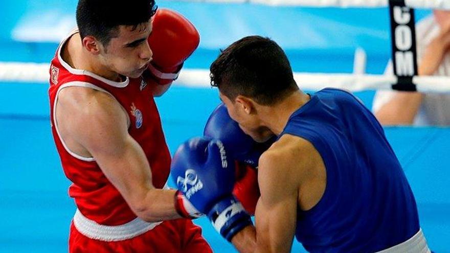 El boxeador eldense José Quiles, a la izquierda, en un combate reciente.