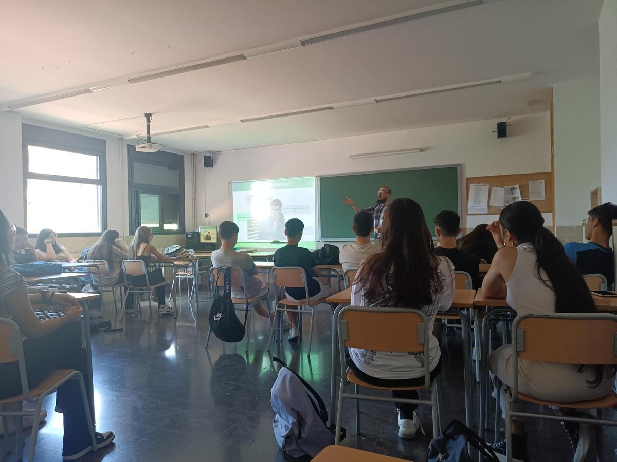 Cerca de 200 alumnos del IES l'OM participan en diversas sesiones contra la ludopatía.
