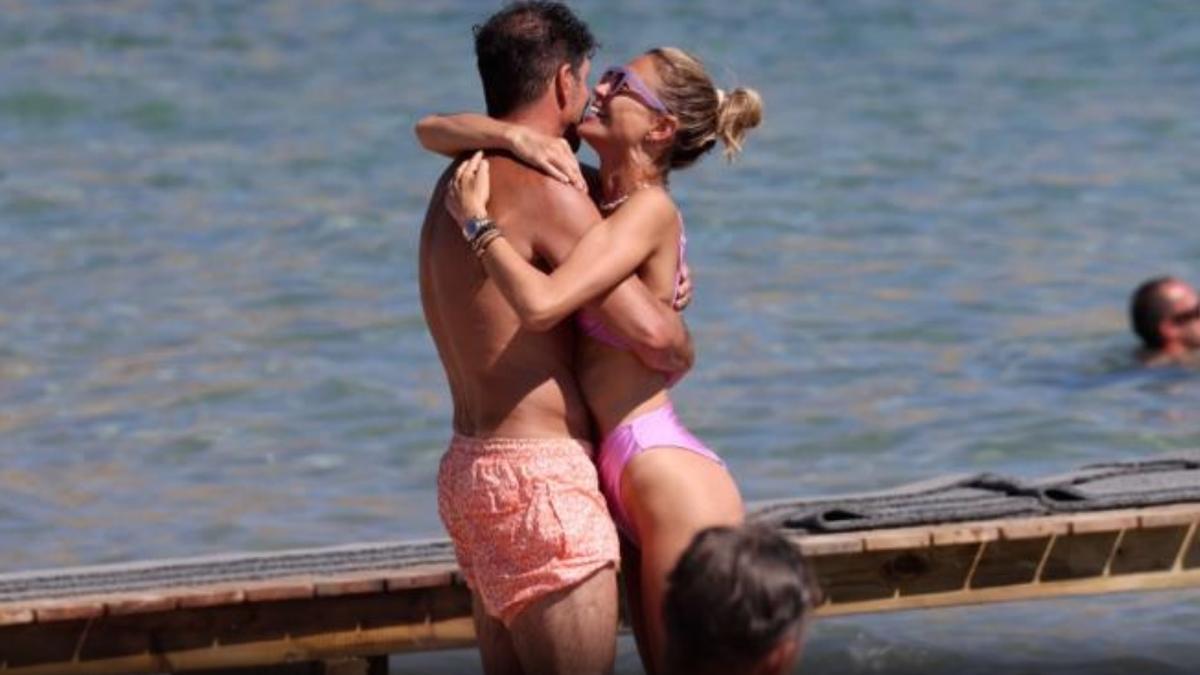 Carla Pereyra y Cholo Simeone se comen a besos durante sus vacaciones en Ibiza.