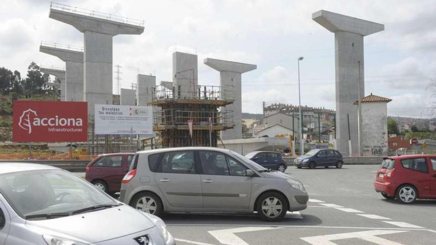 Coches junto a la glorieta de Pocomaco durante las obras de la tercera ronda en 2013.