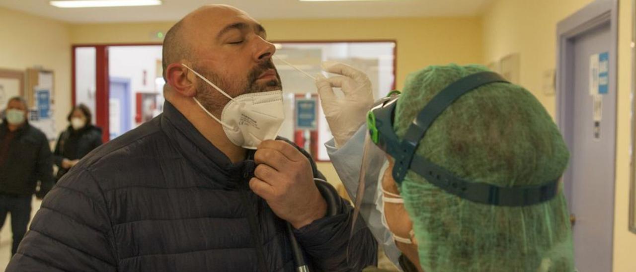 Cribado en el centro de salud de Forcarei en enero. | // BERNABÉ/A. AGRA