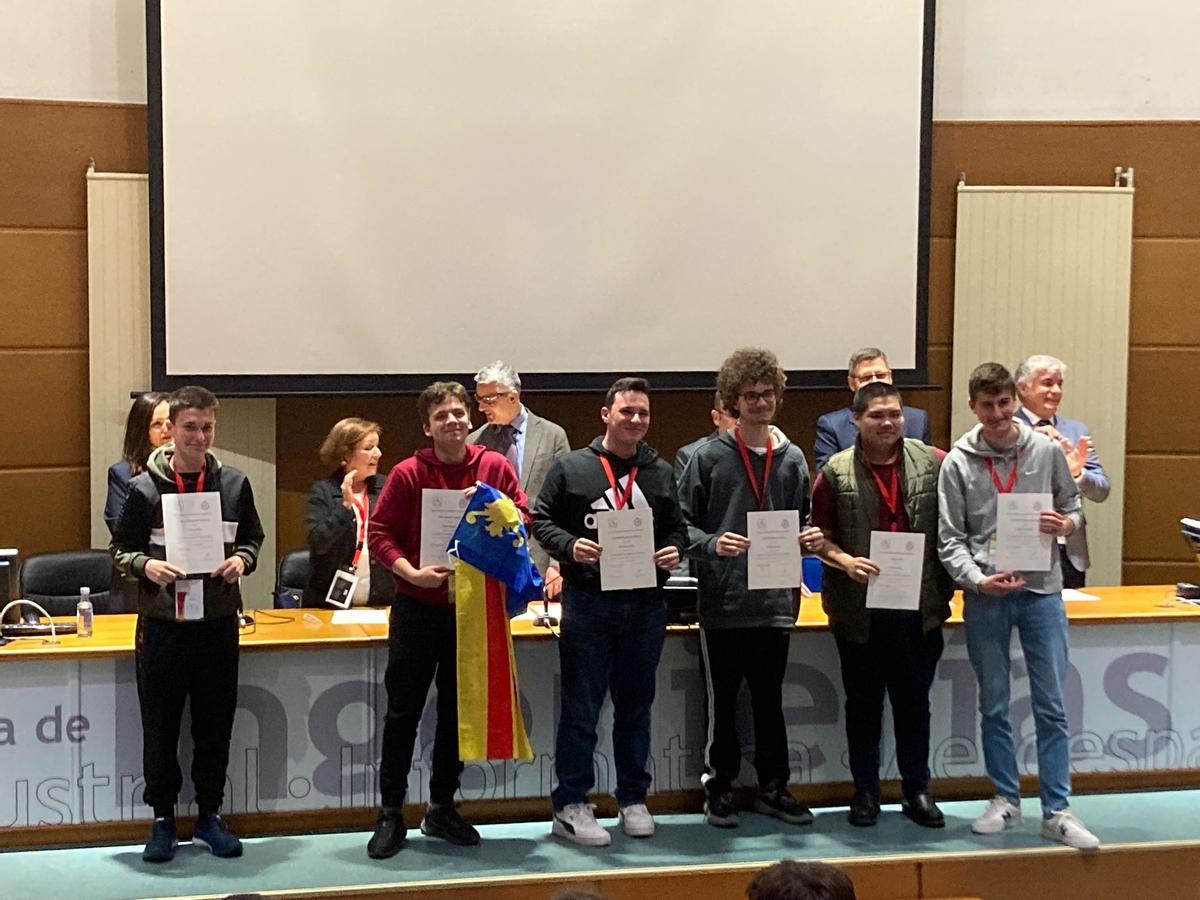 El equipo valenciano recogiendo sus reconocimientos.