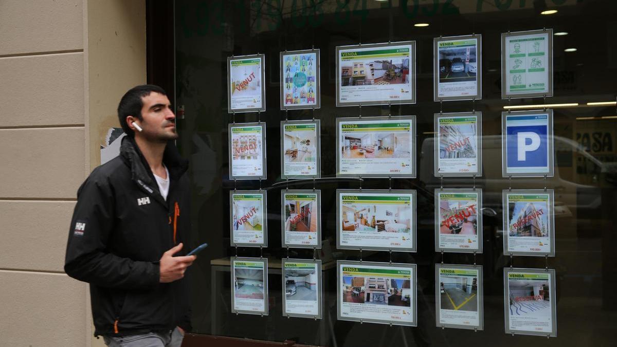 Anuncios de venta de pisos en una agencia inmobiliaria en Barcelona.