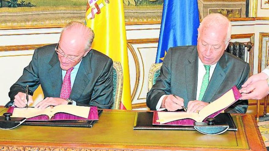 Gonzalo Ferre y García Margallo, ayer en la firma del convenio.