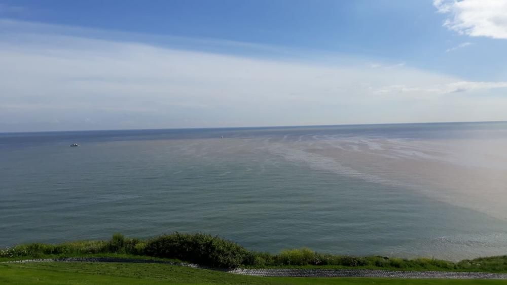 Una mancha marrón obliga a cerrar de nuevo la playa de San Lorenzo