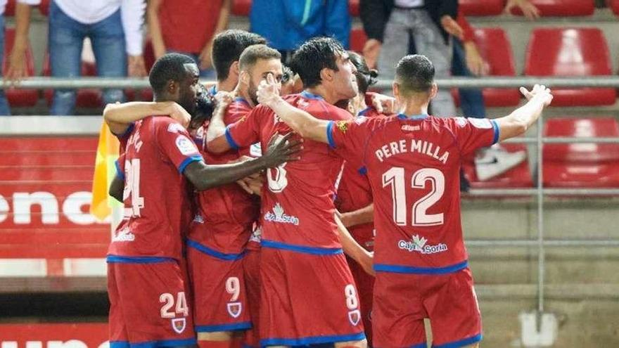 Los jugadores del Numancia celebran uno de los goles de ayer.