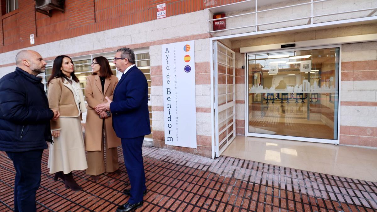 El alcalde, delante de la oficina