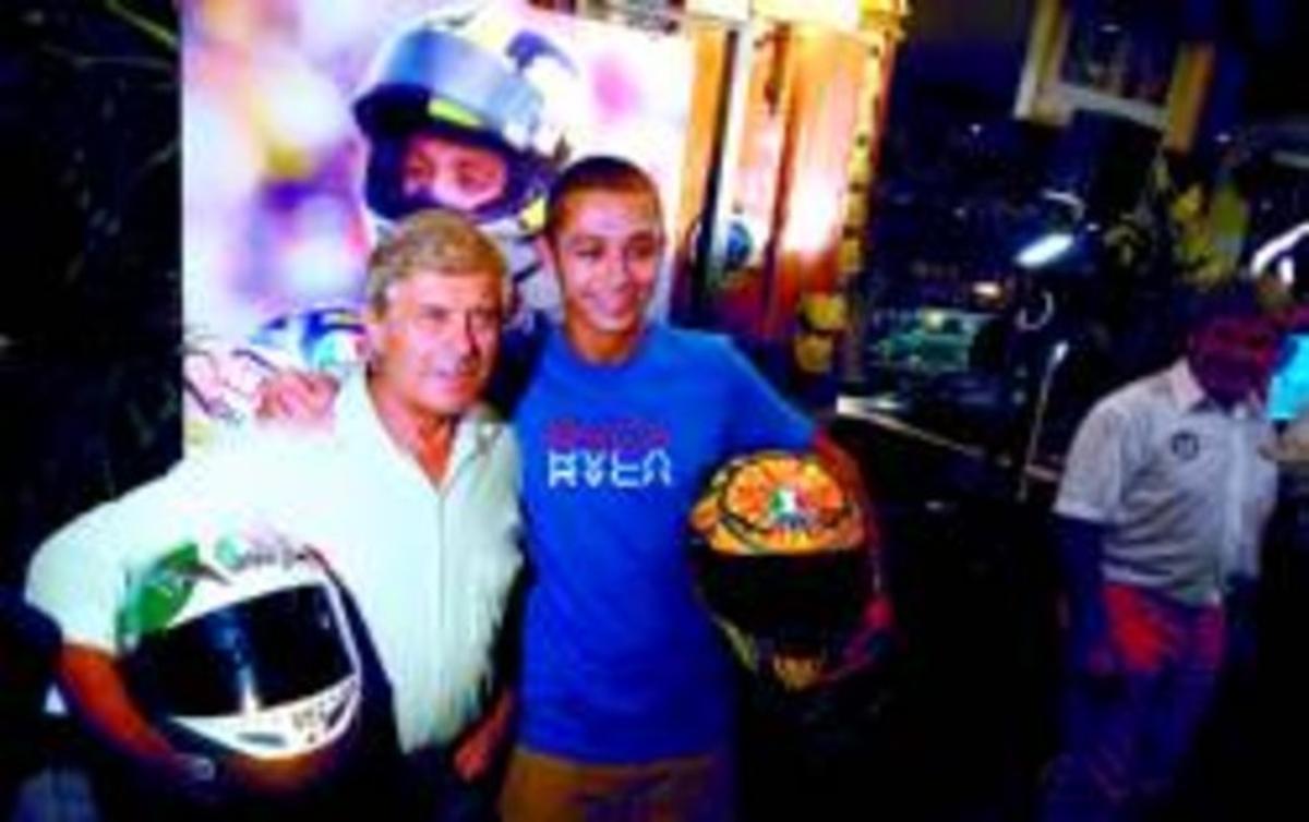 Rossi (dreta) i Agostini, ahir a Riccione, localitat pròxima al circuit de Misano. Rossi (dreta) i Agostini, ahir a Riccione, localitat pròxima al circuit de Misano.