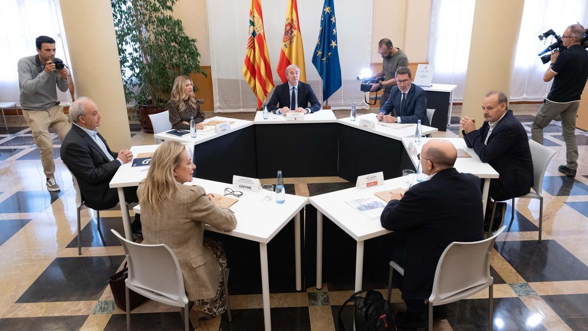 El presidente aragonés, Jorge Azcón, y la vicepresidenta económica, Mar Vaquero, con los representantes de los sindicatos y los empresarios en la Mesa del Diálogo Social.