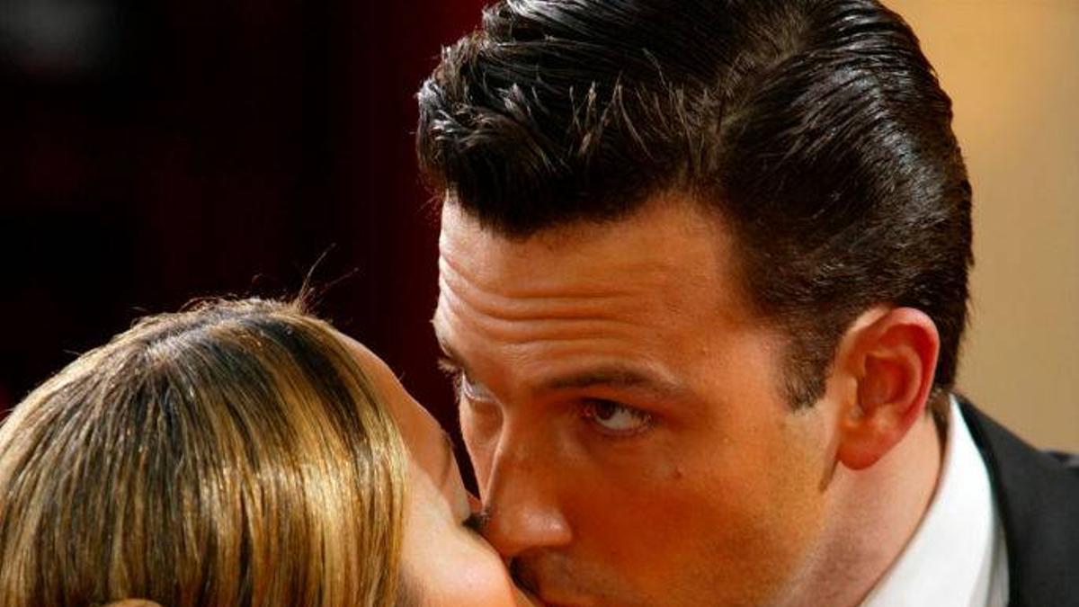 Jennifer Lopez besando a Ben Affleck