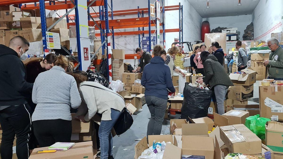 Nave en Málaga donde los voluntarios ayudan con el material de ayuda humanitaria hacia Ucrania.