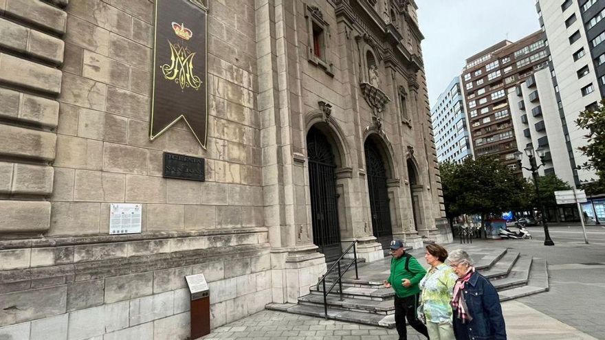 La Cofradía del Carmen engalana la fachada de la iglesia de San José |