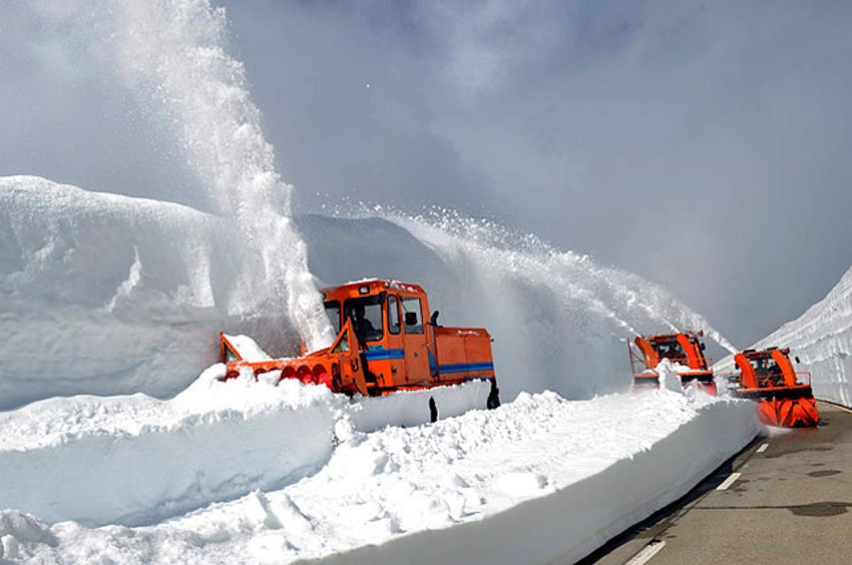 Diversos operaris posen a punt tres màquines llevaneu que seran inaugurades el 6 de juny a Graubuenden (Suïssa).