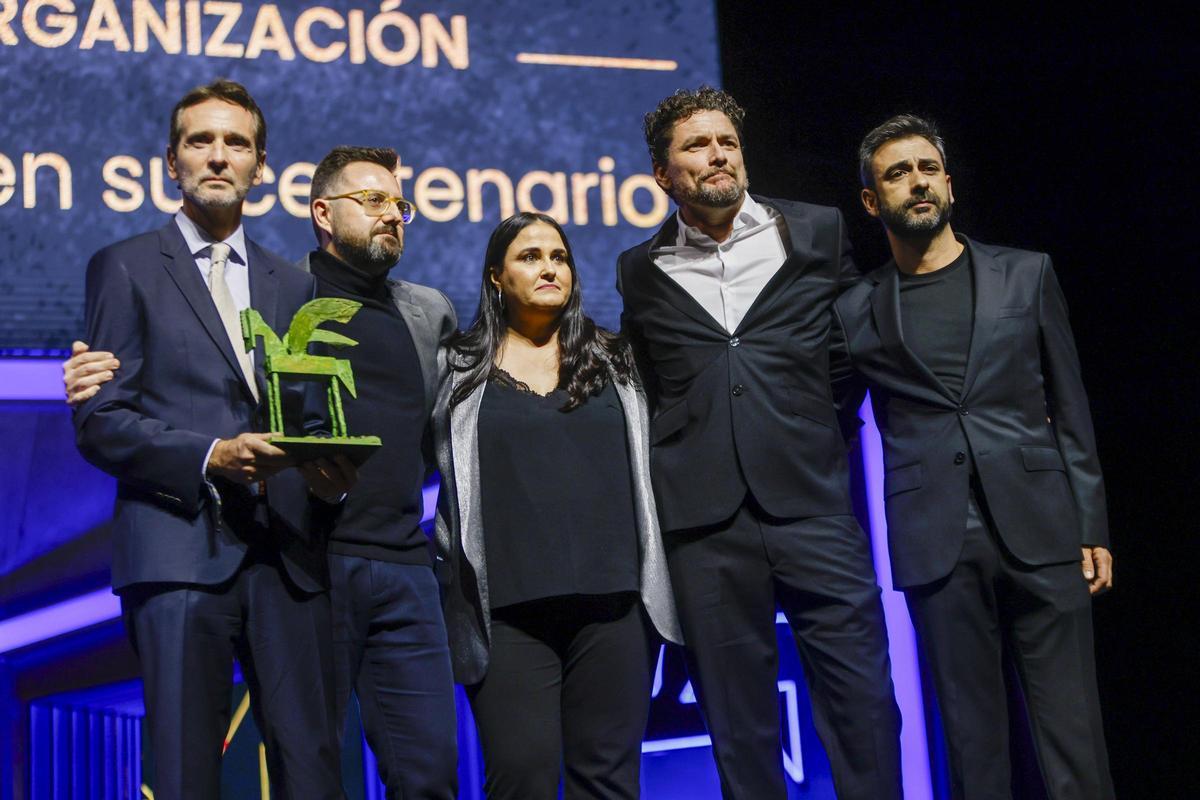 FOTOS | Gala de los Premios Ondas 2024. En la foto, periodistas de Emisoras de radio valencianas en representación del conjunto de las emisoras de radio en España y a sus profesionales en la celebración de su centenario recogen el Premio Especial de la Organización FOTOS | Gala de los Premios Ondas 2024. En la foto, periodistas de Emisoras de radio valencianas en representación del conjunto de las emisoras de radio en España y a sus profesionales en la celebración de su centenario recogen el Premio Especial de la Organización