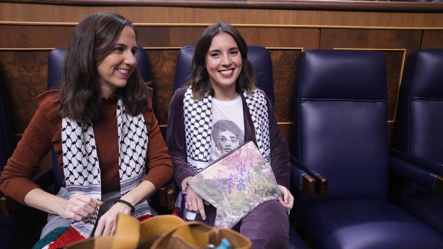 Les exministres Ione Belarra i Irene Montero assegudes a l'hemicicle abans de l'inici del debat d'investidura de Pedro Sánchez