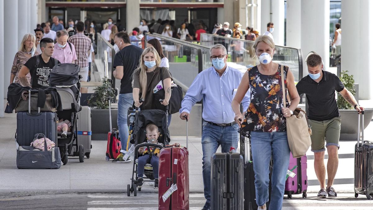 Llegada de turistas a Son Sant Joan tras el levantamiento de restricciones.