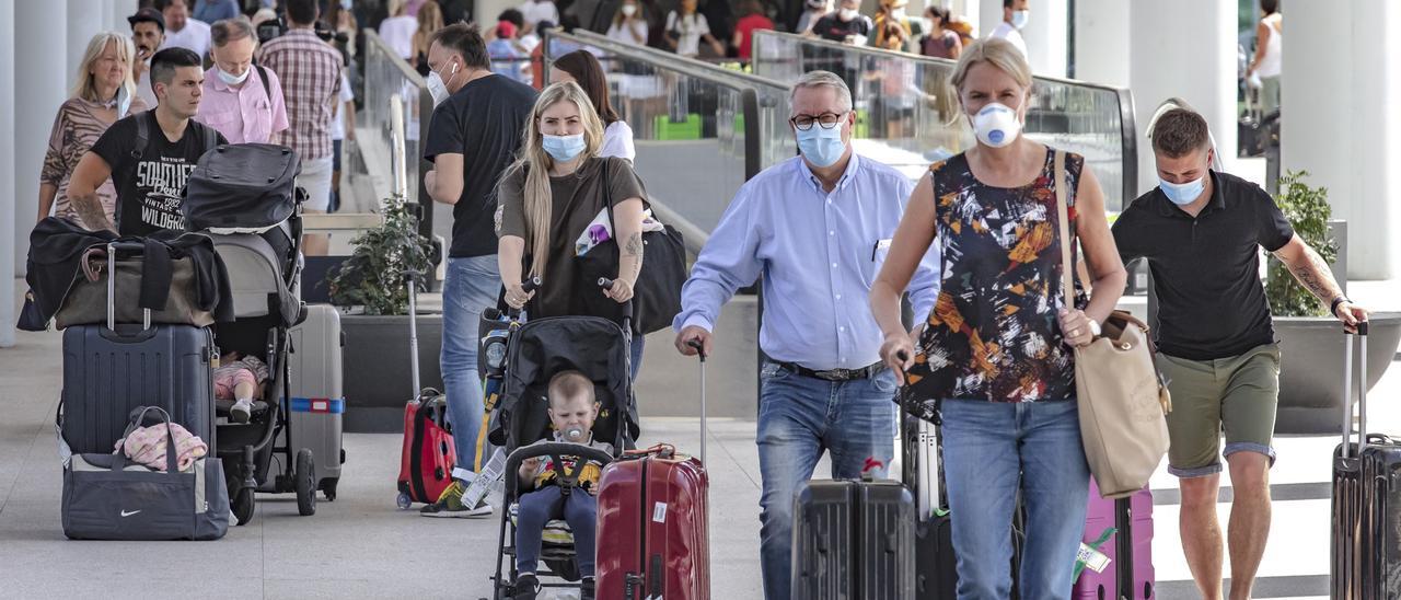 Llegada de turistas a Son Sant Joan tras el levantamiento de restricciones.