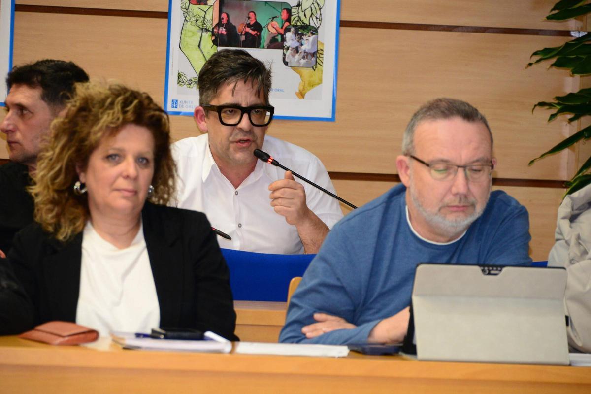 Los portavoces del PSOE, al fondo, y del PP (en primer plano) en el pleno del jueves.