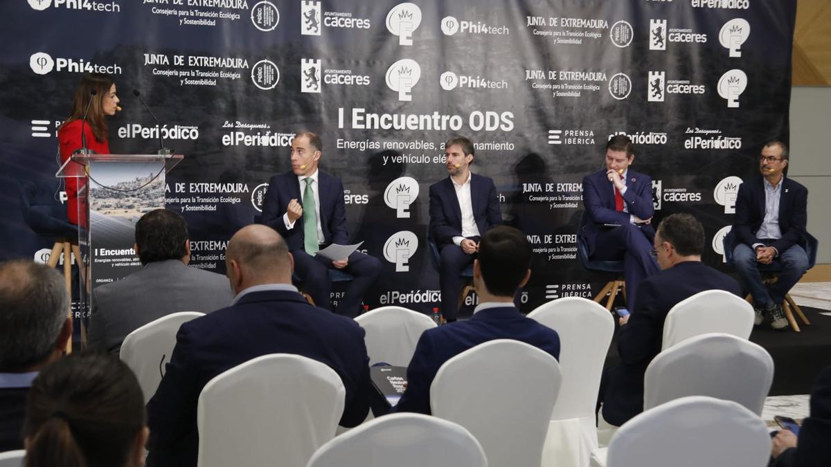 Samuel Ruiz Fernández, director General de Industria, Energía y Minas de la Consejería para la Transición Ecológica y Sostenibilidad; Nicolás Antón García, de Iberdrola Renovables; Raúl García Méndez, gerente de After Eltersun y José Luis Canito Lobo, director Escuela de Ingeniería Industrial de la Universidad de Extremadura y Rocío Cantero, periodista de El Periódico Extremadura.