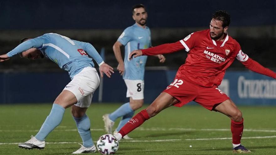 Maero, del Lucena, disputa un balón ante Franco &#039;El Mudo&#039; Vázquez, del Sevilla