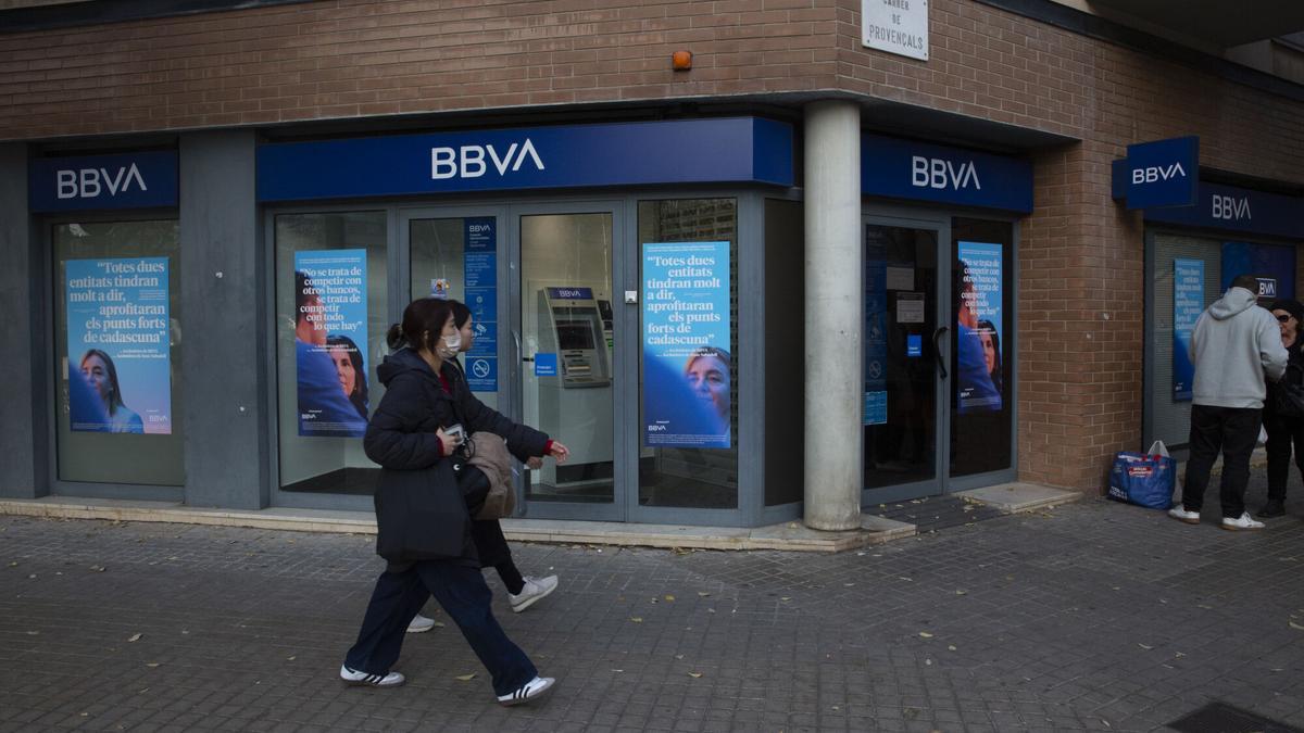 Una oficina del BBVA en el barrio de Poblenou, en Barcelona.