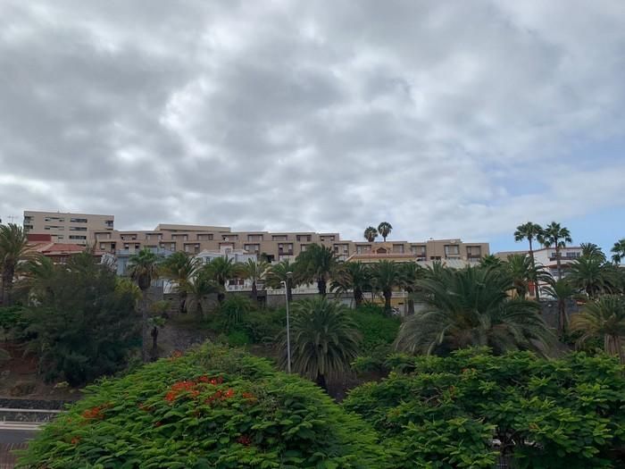 Cielos nubosos y claros por la tarde en norte de