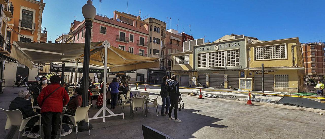 El Mercado Central, con las catas a medio cubrir, en una imagen reciente. |