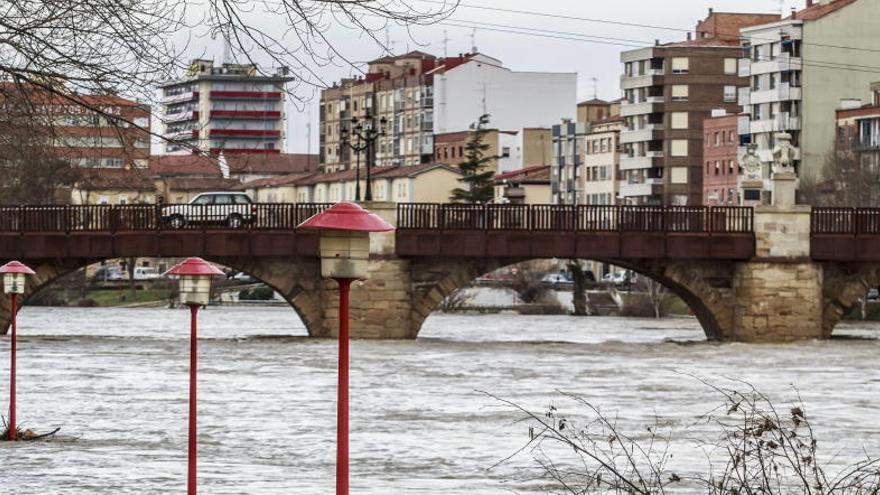 Imagen del río en su paso por Miranda de Ebro.