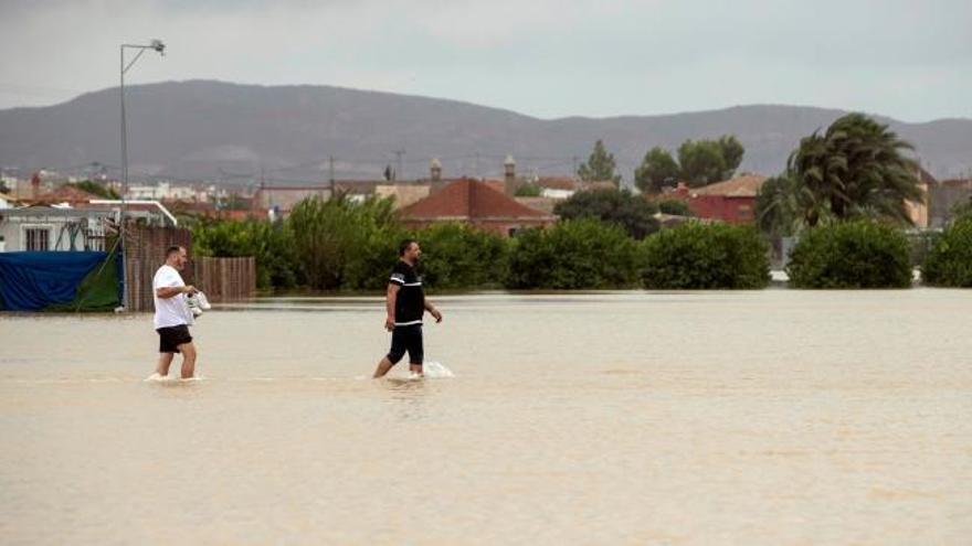 Las lluvias torrenciales desbordan el río Segura en media docena de localidades de la Regíon de Murcia