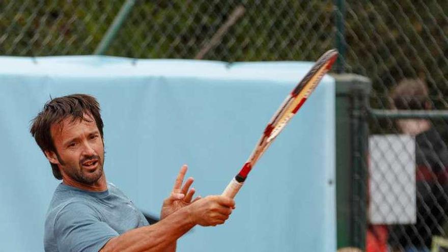 Roberto Menéndez, durante su partido frente a Jay Clarke.