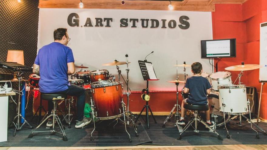 José Gutiérrez, junto a uno de sus alumnos en el Centro de Educación Musical y Artística Contemporánea