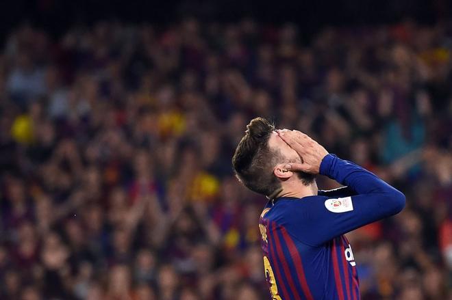 El defensa español del Barcelona, Gerard Pique, reacciona al perder una oportunidad de gol durante el último partido de fútbol de la Copa del Rey (Barcelona) del 2019 entre Barcelona y Valencia en el estadio Benito Villamarin de Sevilla.