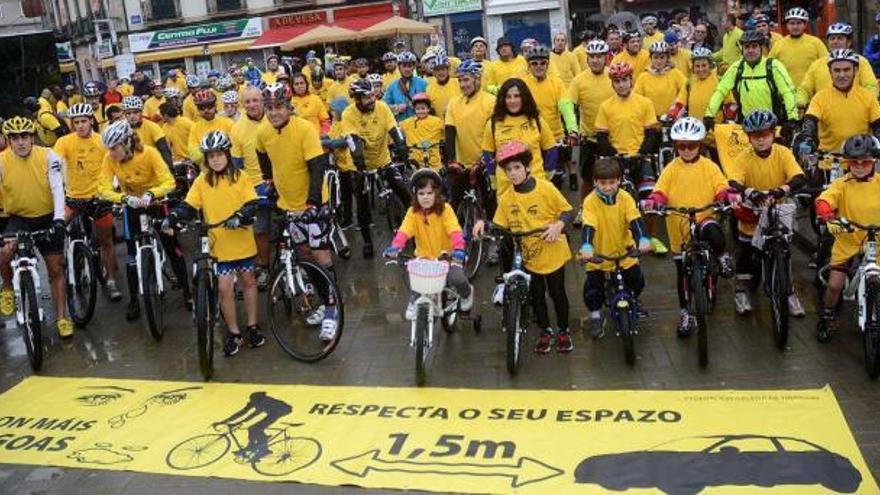 Decenas de ciclistas se concentraron para pedir a los conductores que respeten la distancia de seguridad.  // Rafa Vázquez