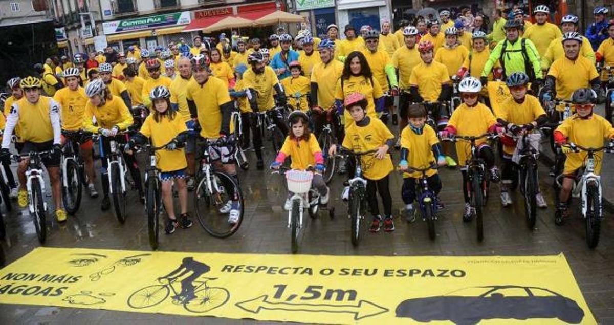 Decenas de ciclistas se concentraron para pedir a los conductores que respeten la distancia de seguridad.  // Rafa Vázquez