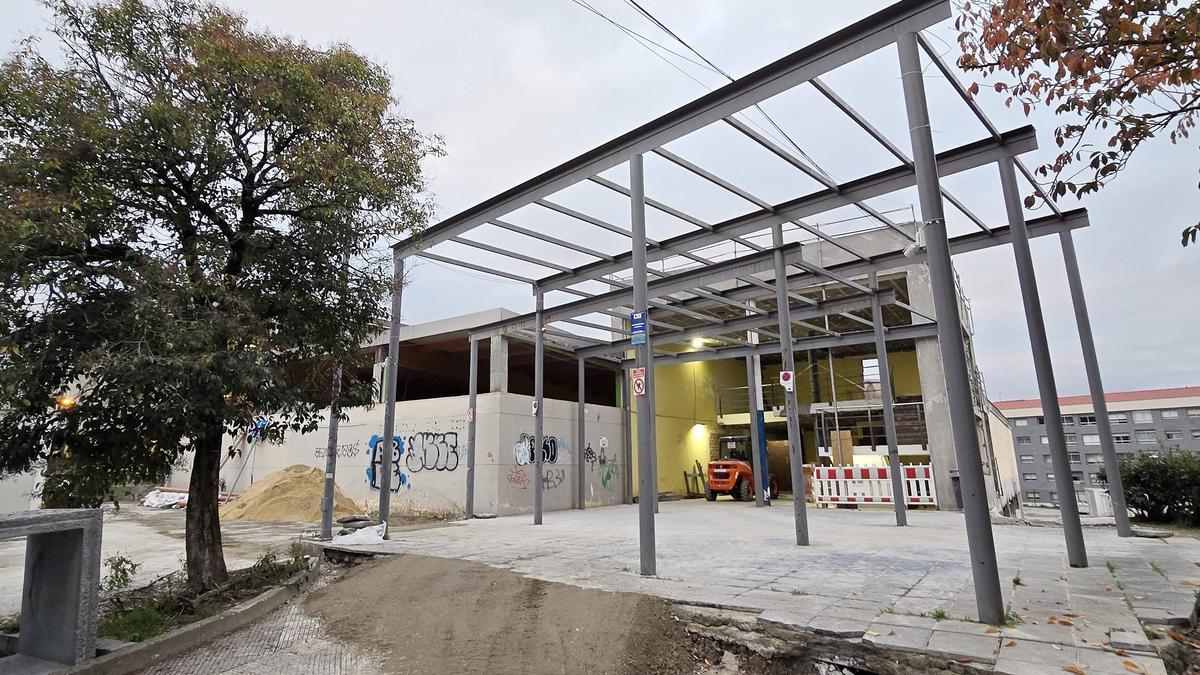 Aspecto de la piscina de Teis, en obras para su reconstrucción.