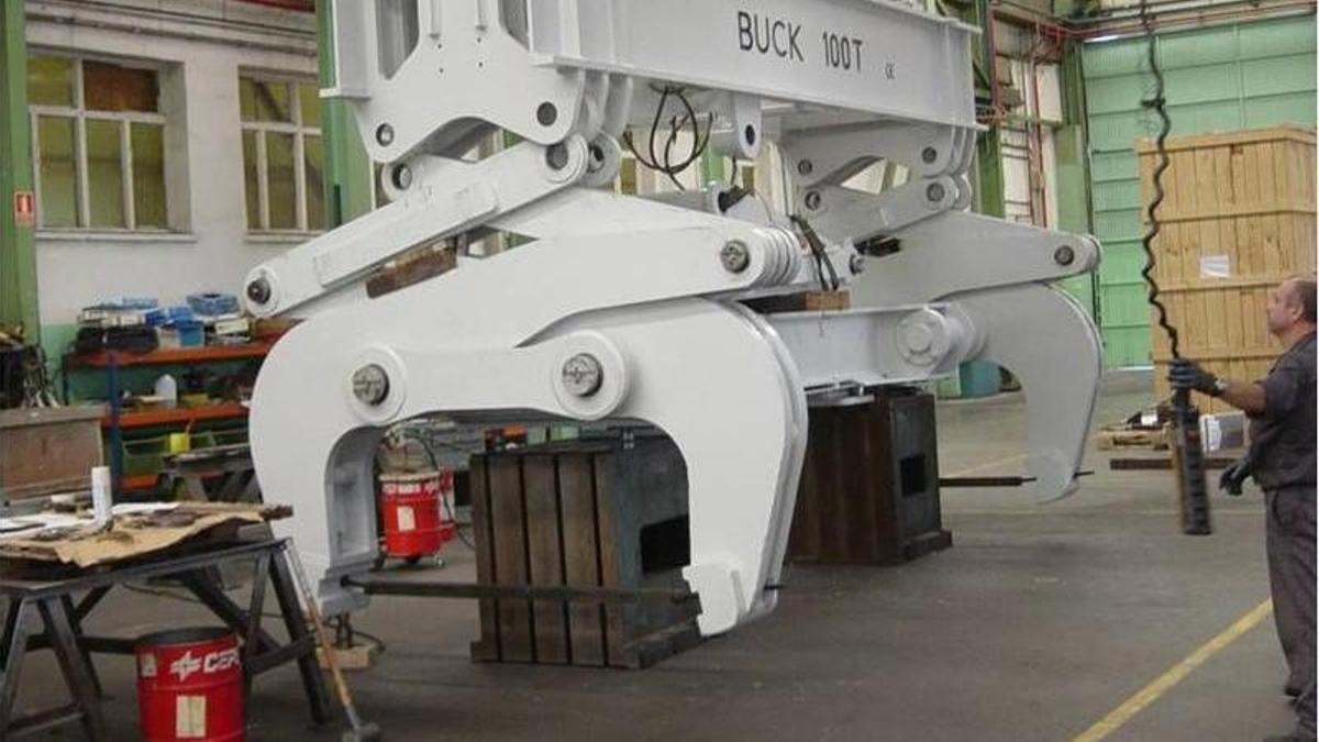 Reparación de una pinza en las instalaciones de Cimisa