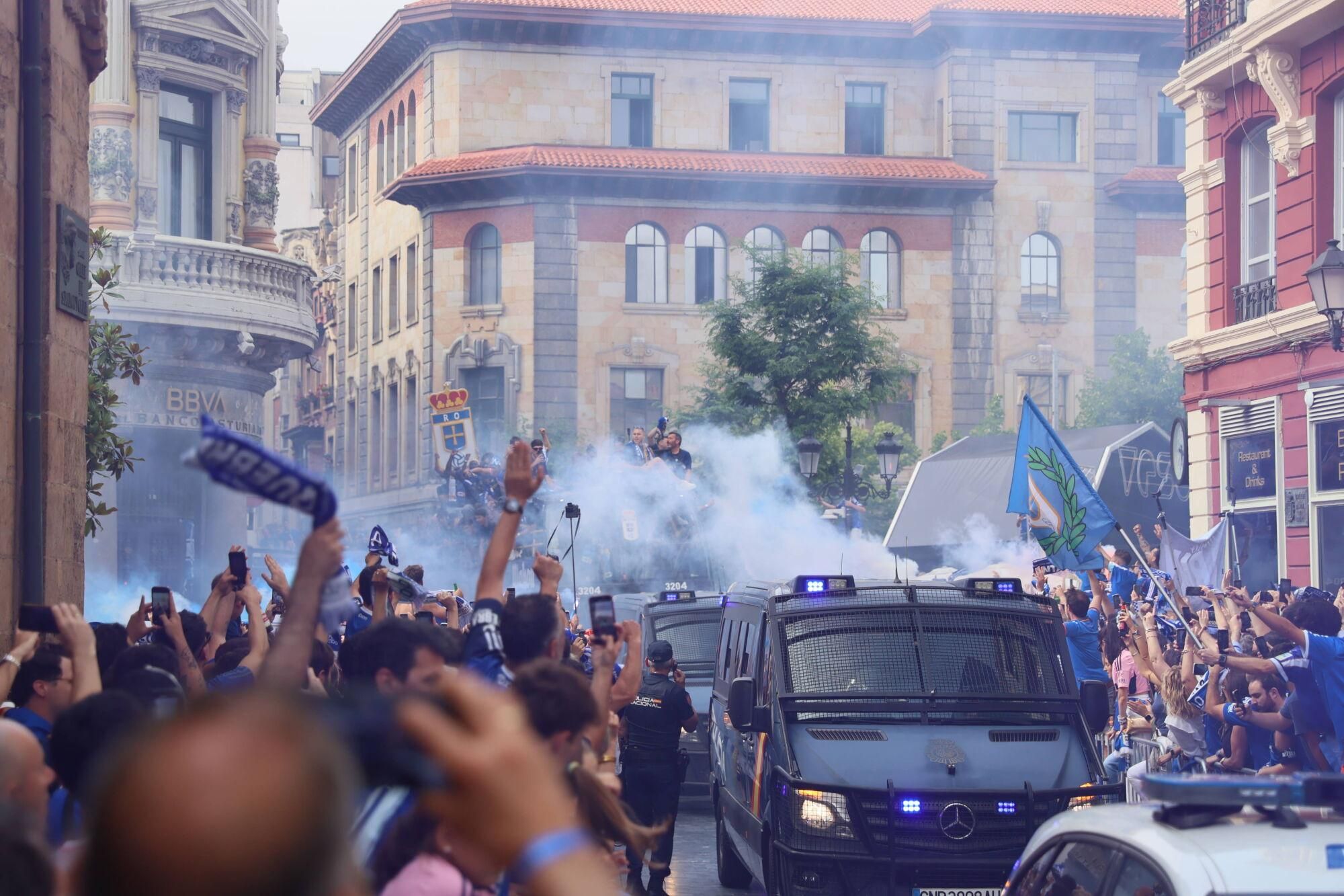Locura azul en las calles de Oviedo para celebrar el ascenso del equipo a Primera División