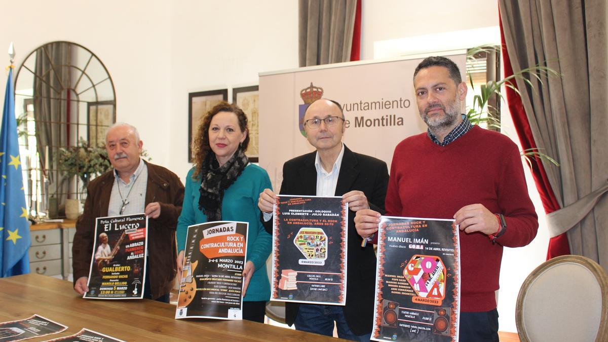 Salvador Córdoba, Soledad Raya, Manuel Bellido y Manuel Carmona muestran el cartel.