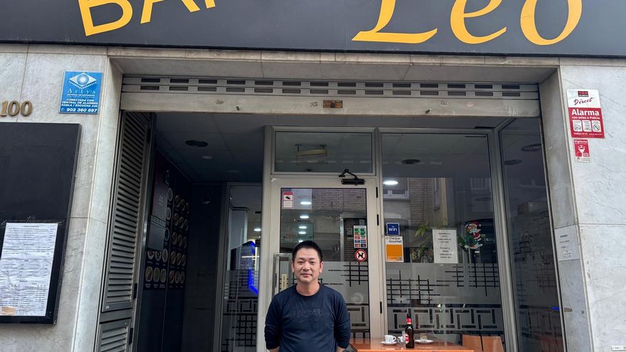 Shao Ca, propietari del Bar Leo al carrer de Viladordis: «L’estil de bar de barri no s’ha perdut»
