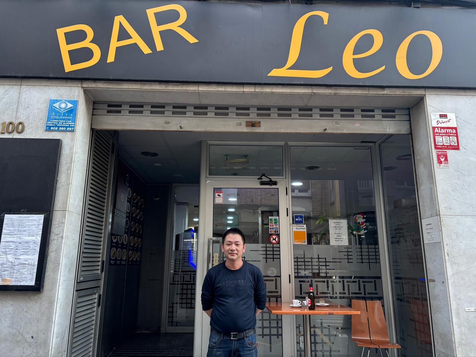 El propietari del Bar Leo, Shao Ca, al local del carrer de Viladordis