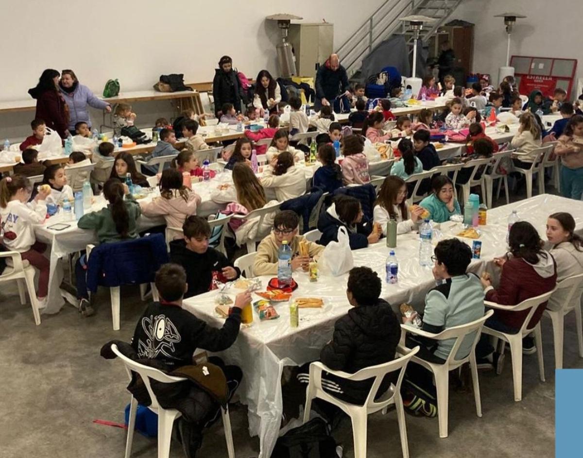 Alumnado del CRA Riu d'Albaida en la comida de la jornada de convivencia celebrada en Benissuera.