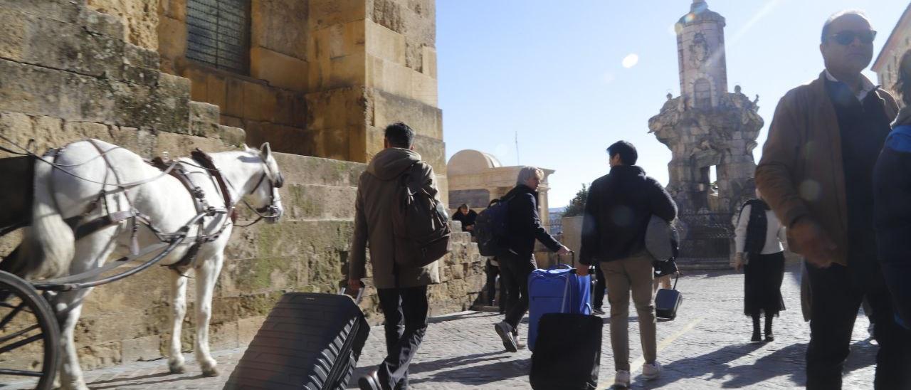 Turistas con maletas por el entorno de la Mezquita-Catedral.