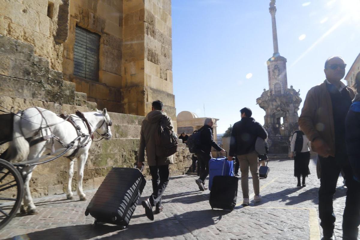 Turistas con maletas por el entorno de la Mezquita-Catedral.