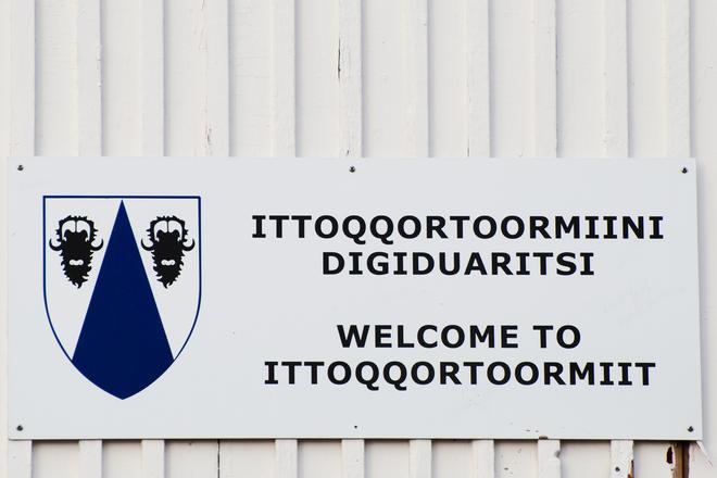 Ittoqqortoormiit, la ciudad más aislada de Groenlandia cartel bienvenidos