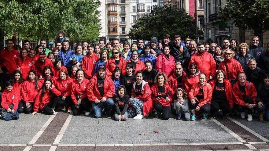 Participantes en la yincana, al lado del teatro Jovellanos, donde comenzó la prueba.