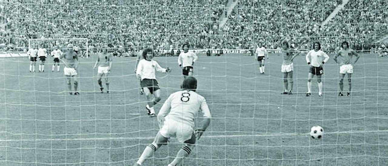 Breitner lanza el penalti en la final del Mundial de 1974.