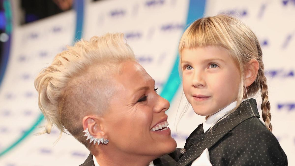 La cantante Pink con su hija Willow Hart en los MTV Video Music Awards 2017